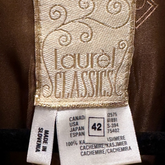 Escada by "Laurel Classics" Double Breasted Cashmere Jacket. Size 42.(US 12) - Picture 6 of 9